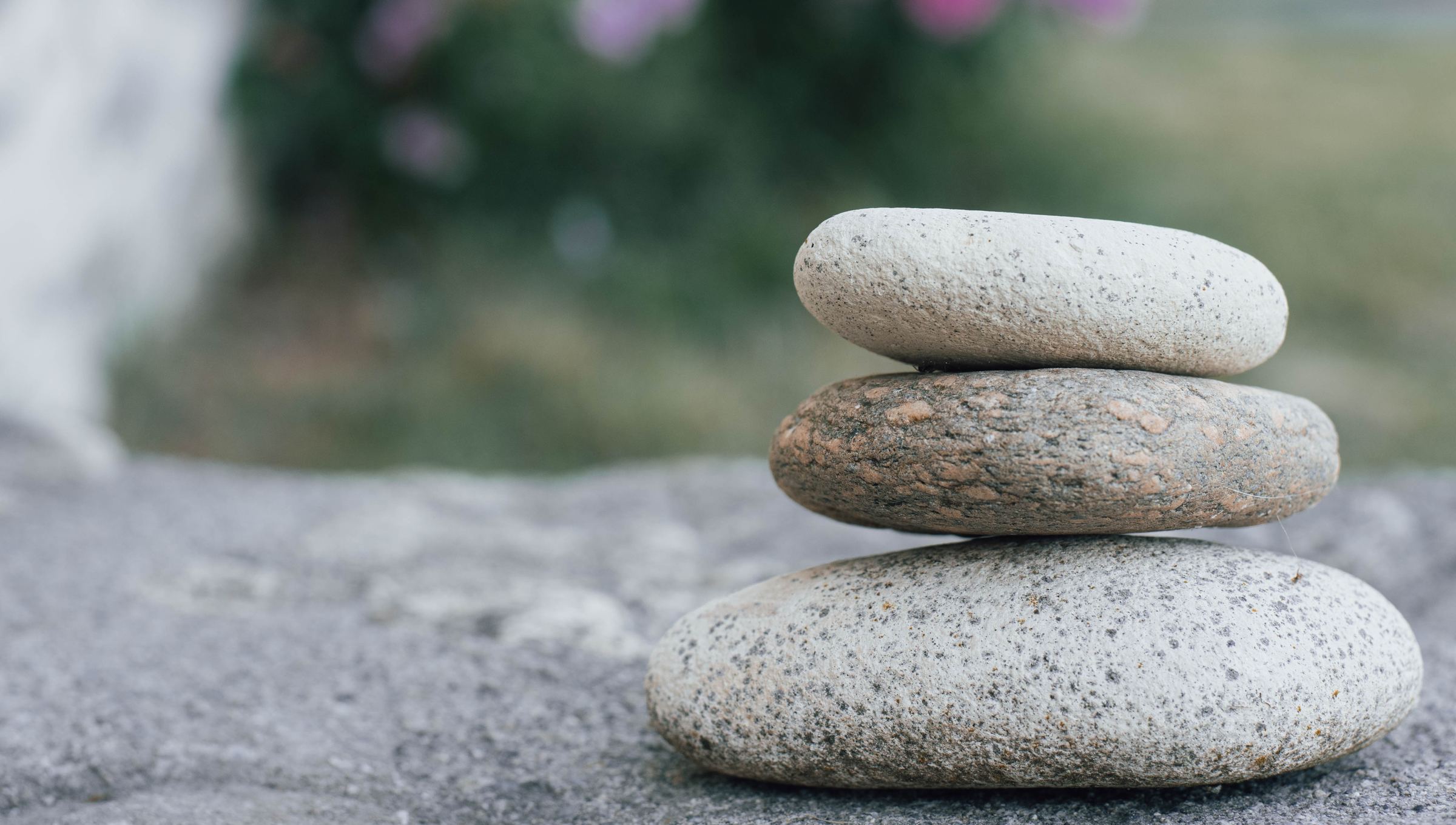 Pierres zen empilées, symbole d'équilibre